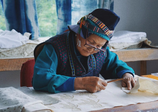 A Miao batik artisan is painting wax - runystore